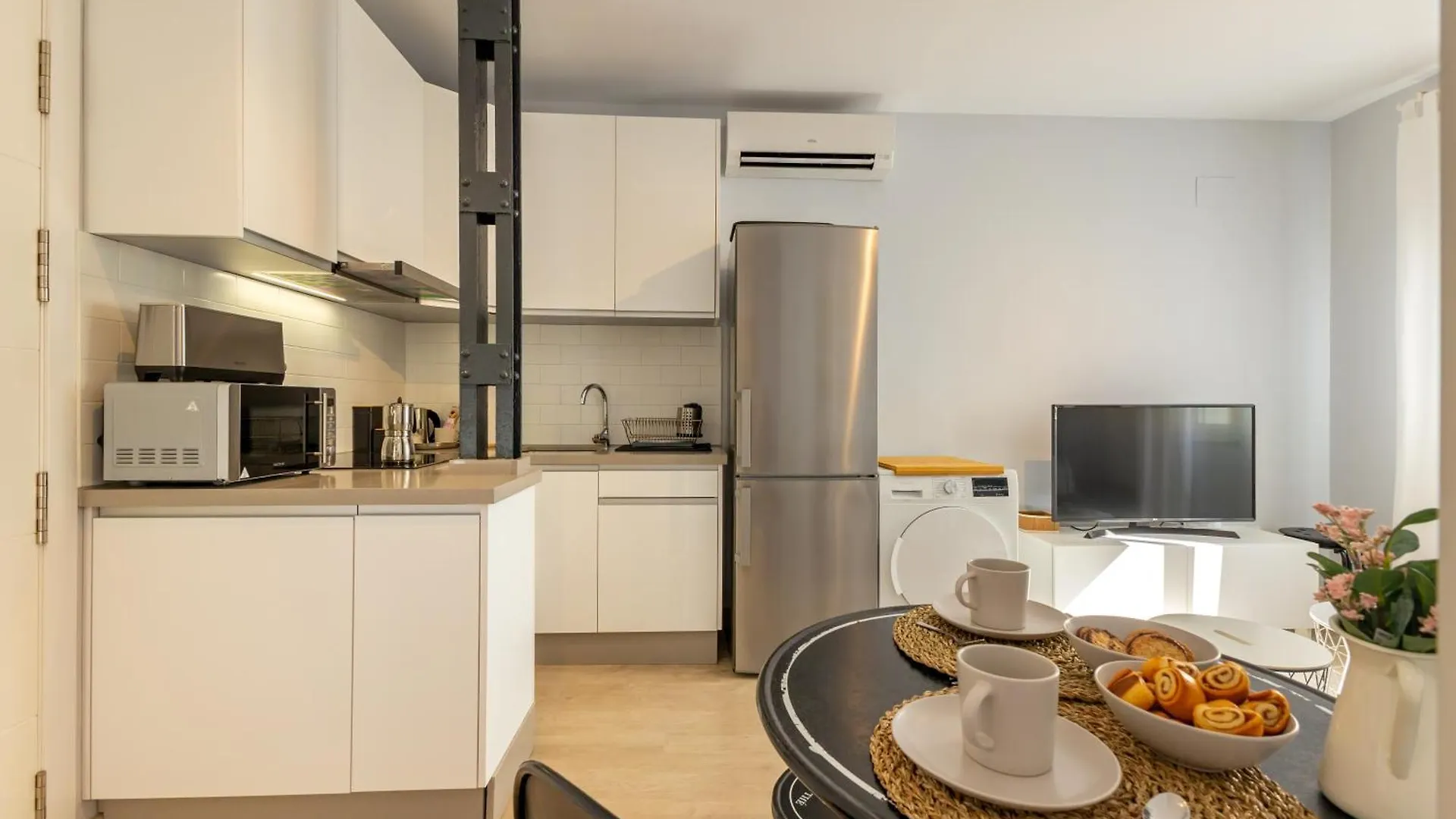 Charming 2 Bedroom Apartment At Iconic Triana Neighborhood By Ocityzen Sewilla Hiszpania